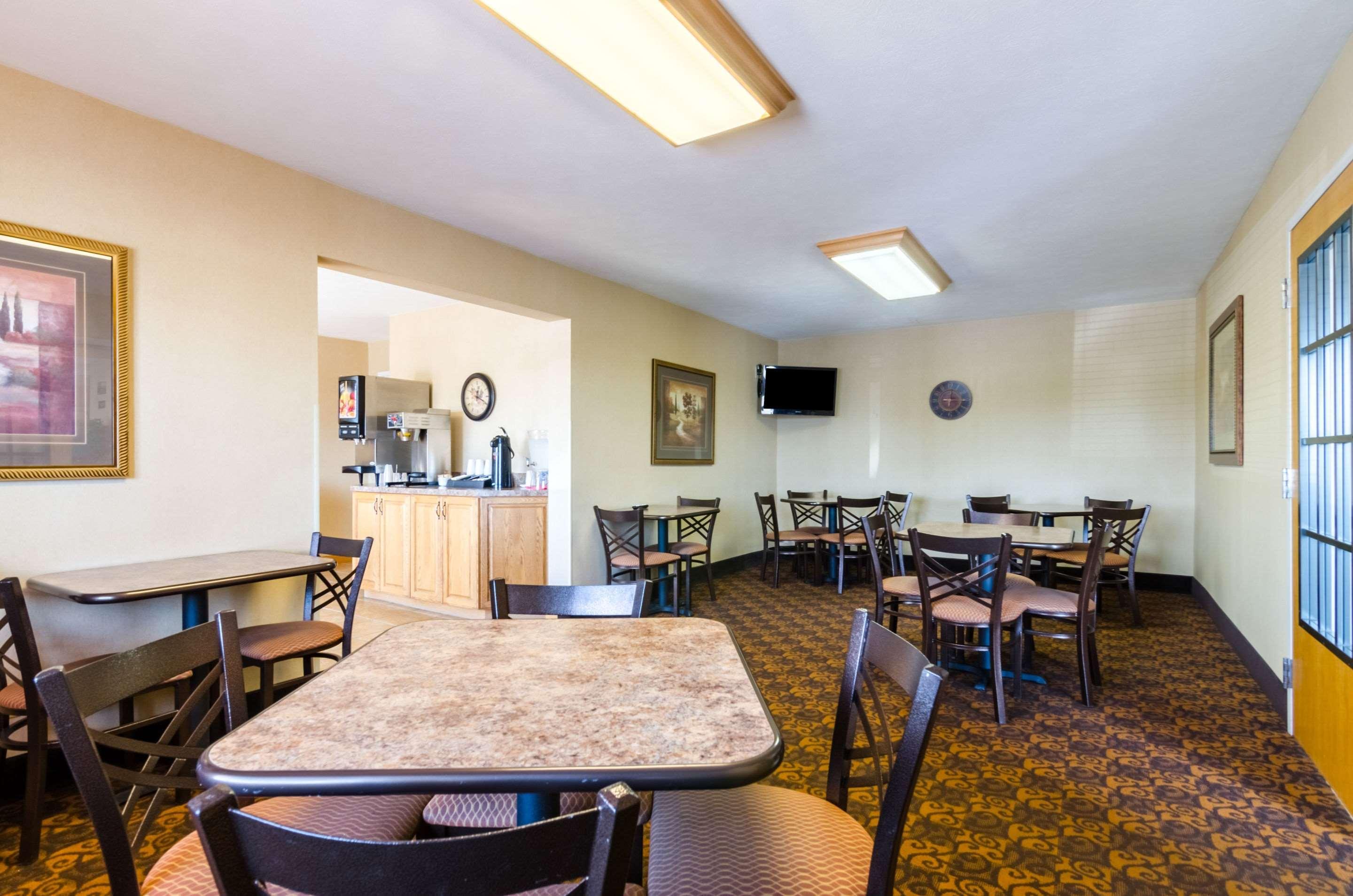 Super 8 By Wyndham Cozad Hotel Exterior photo