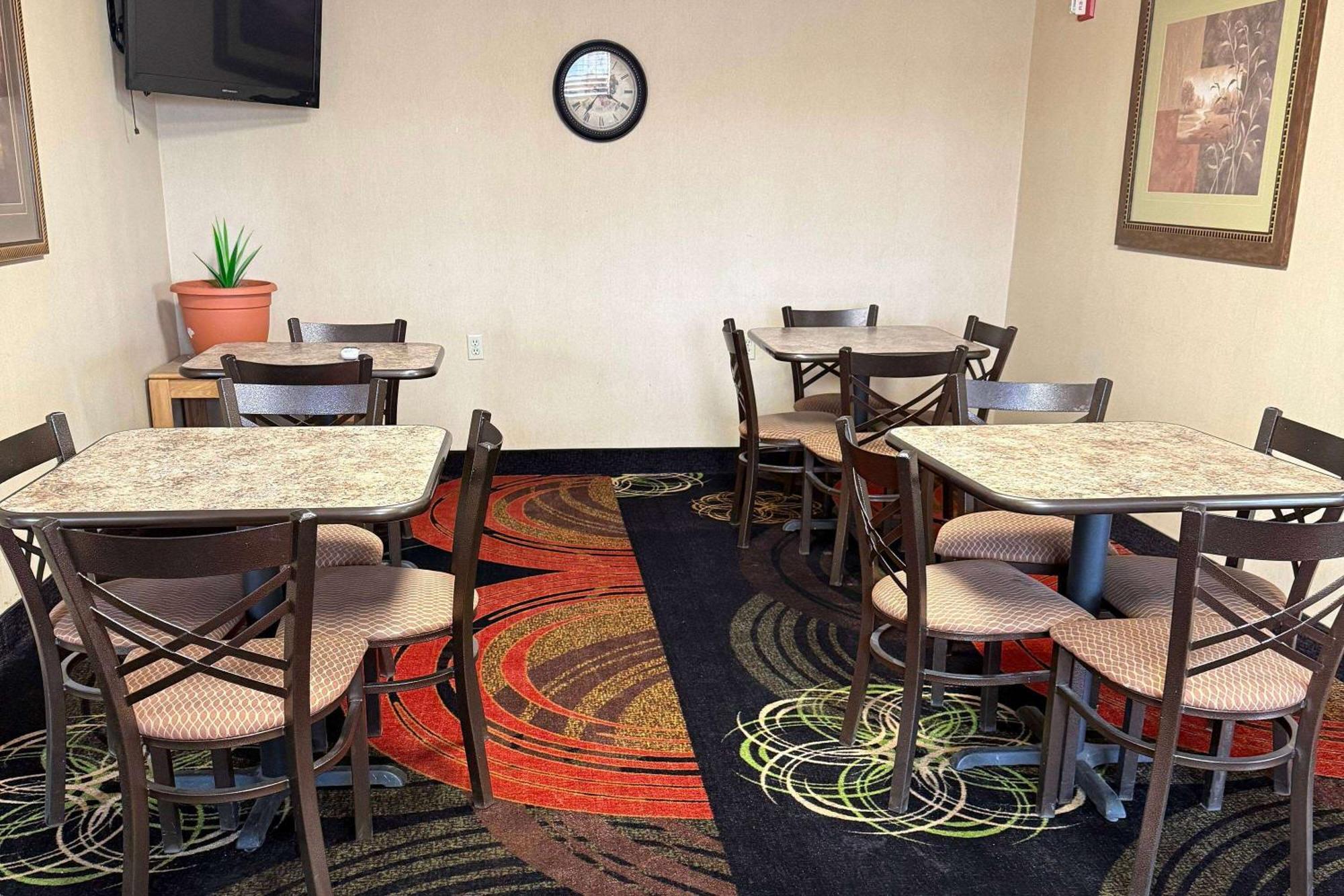 Super 8 By Wyndham Cozad Hotel Exterior photo